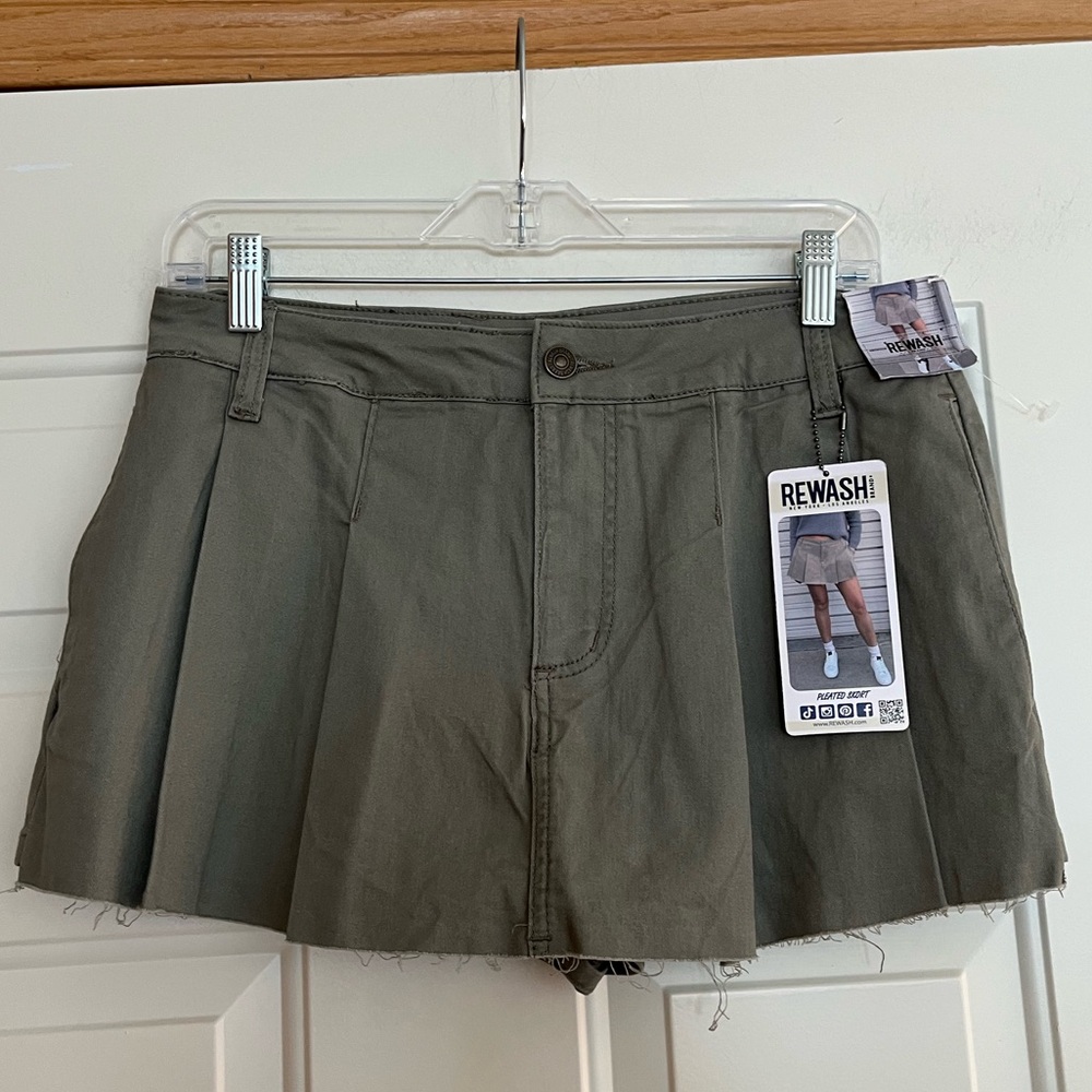 New Rewash olive green pleated skort grunge 90,s raw hem pockets skort. Size 7